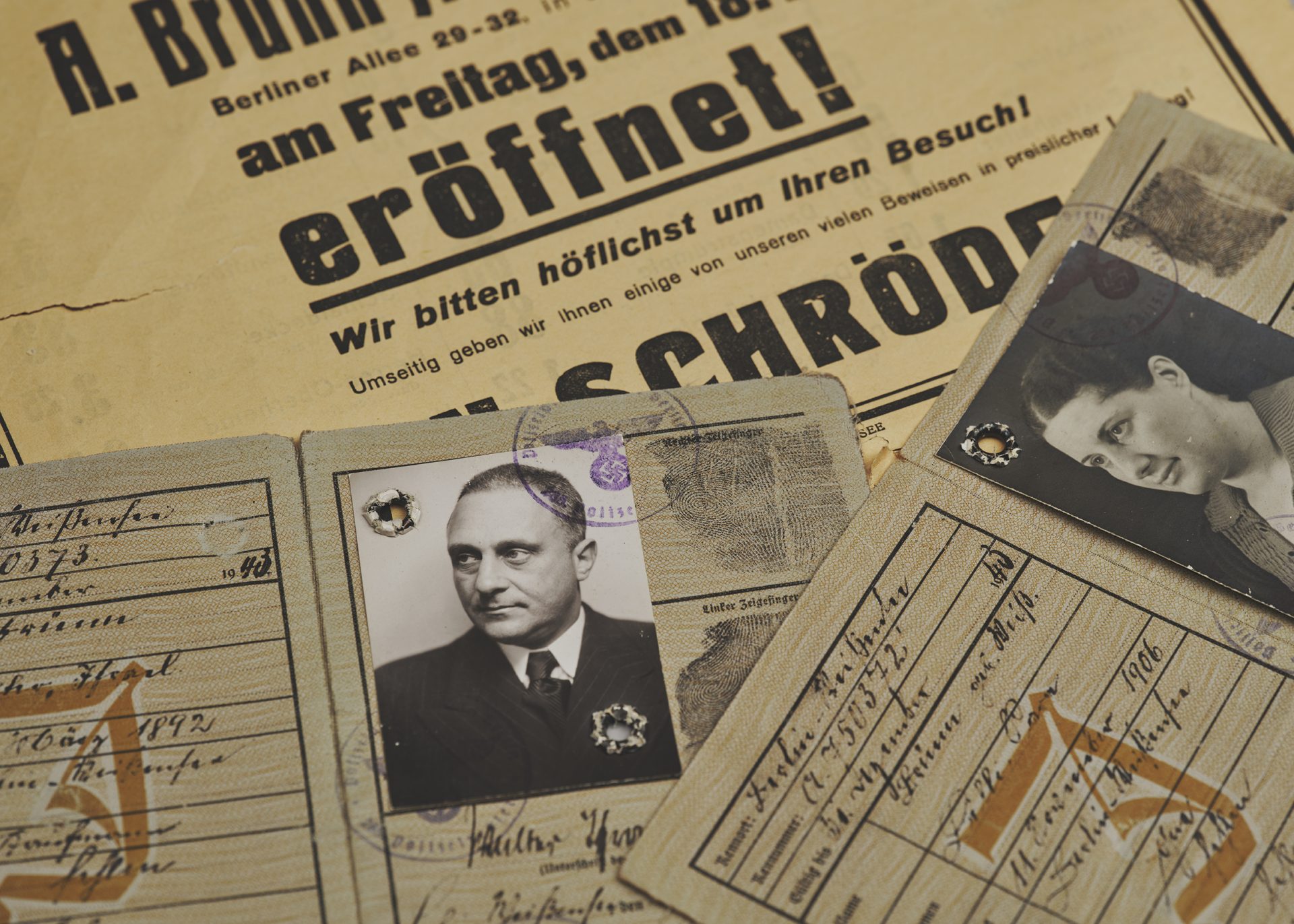 Identifikationshandlingar tillhörande Walter och Lilli Brünn. 