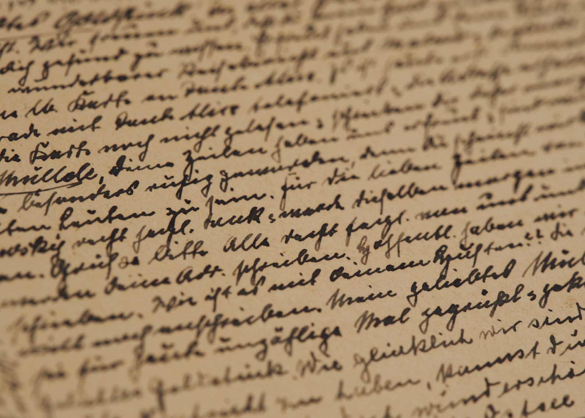 Närbild på brev till Liselotte Jacks från hennes släktingar.