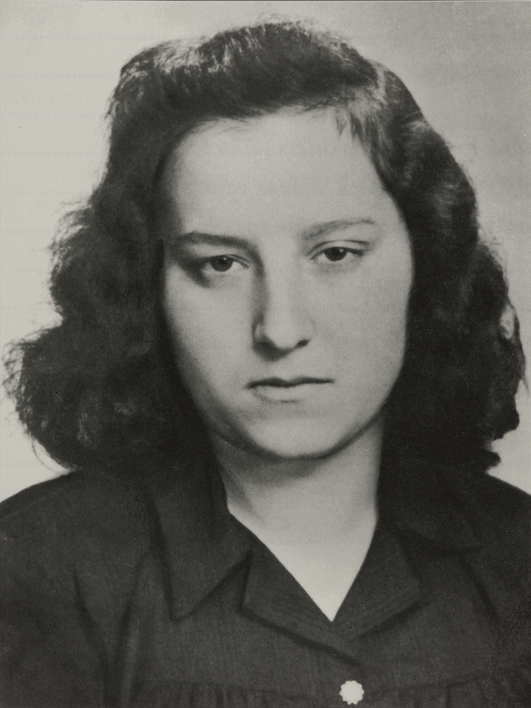 Svartvit porträttfotografi av en ung kvinna med långt mörkt hår.