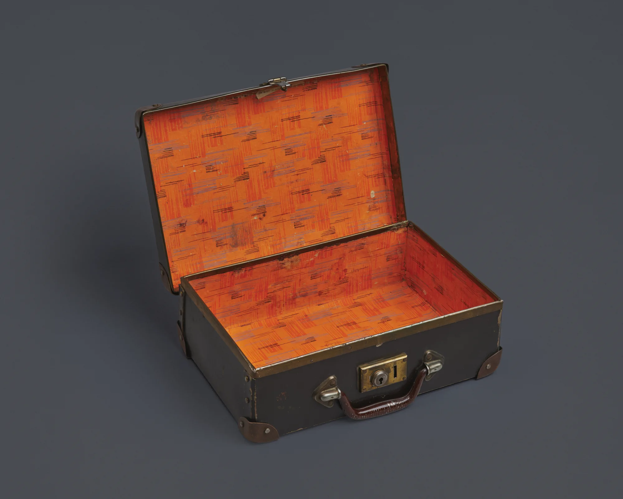 Närbild på ett handskrivet gulnat brev.