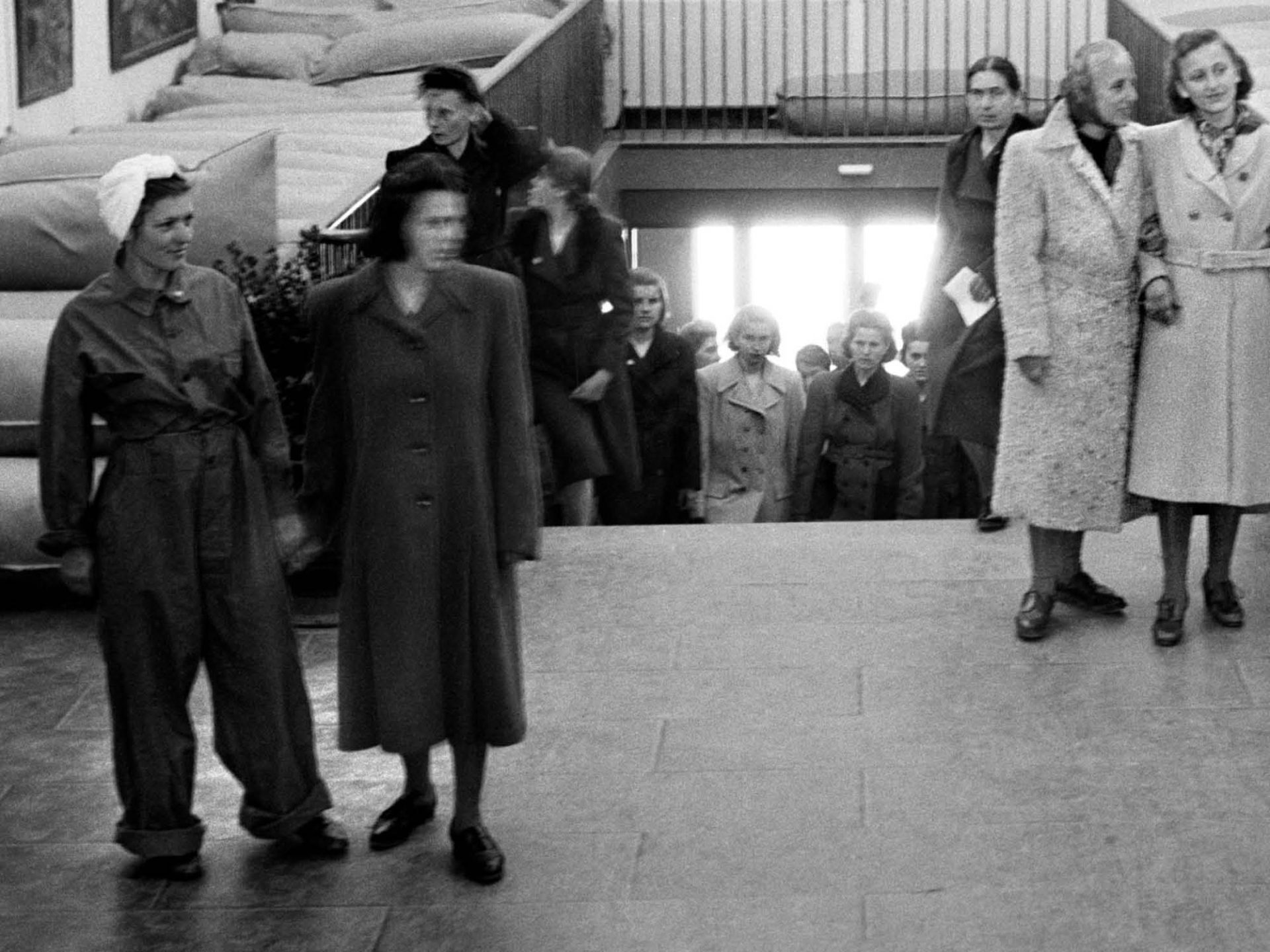 Överlevande från Förintelsen i entrén på Malmö Museer 1945.