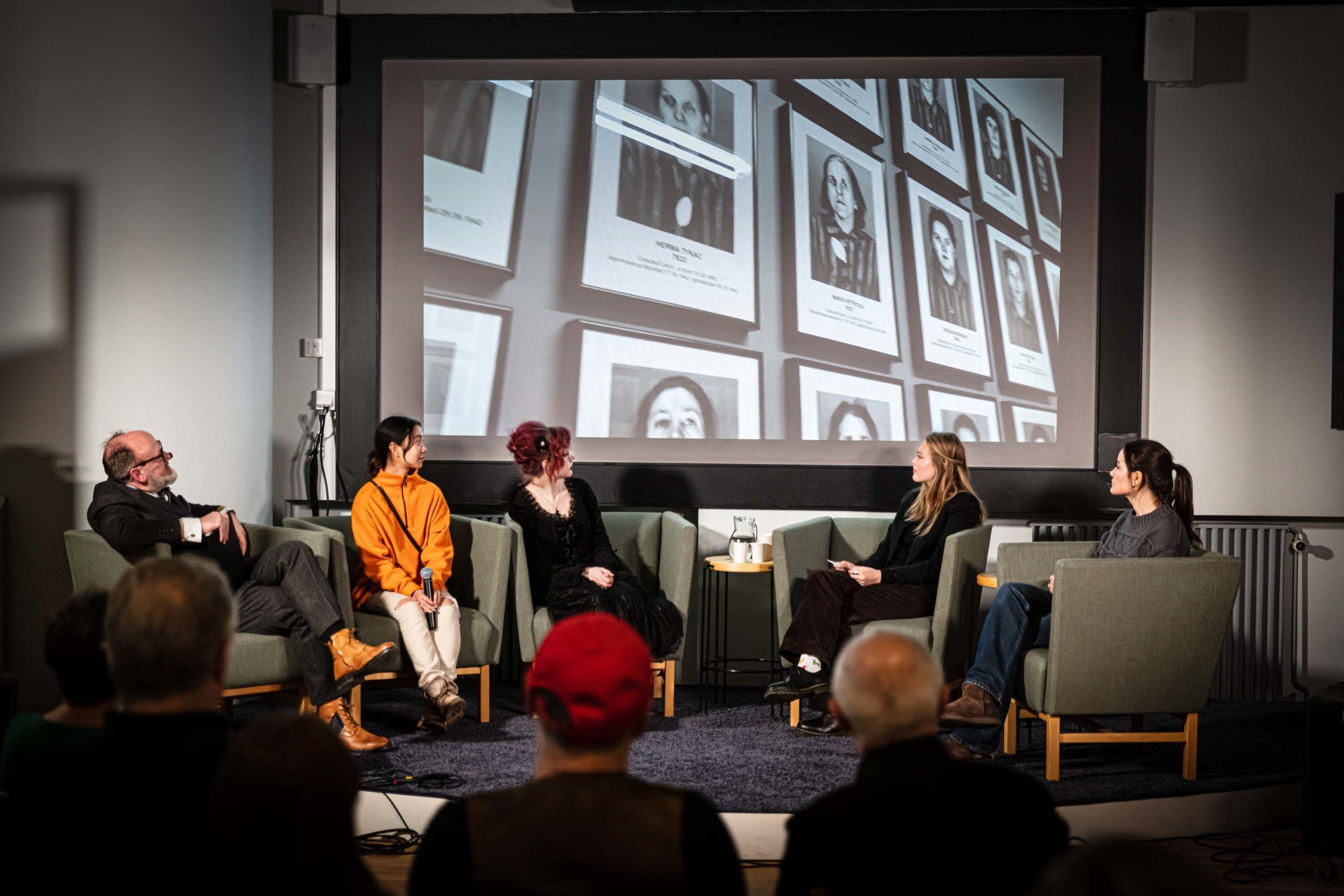 Läraren Björn Westerström och eleverna Meilina Chau, Hannah Carlsson och Moa Ekentoft berättar om sina erfarenheter och resor till Förintelsens minnesplatser. I bakgrunden visas elevernas film från Auschwitz-Birkenau.