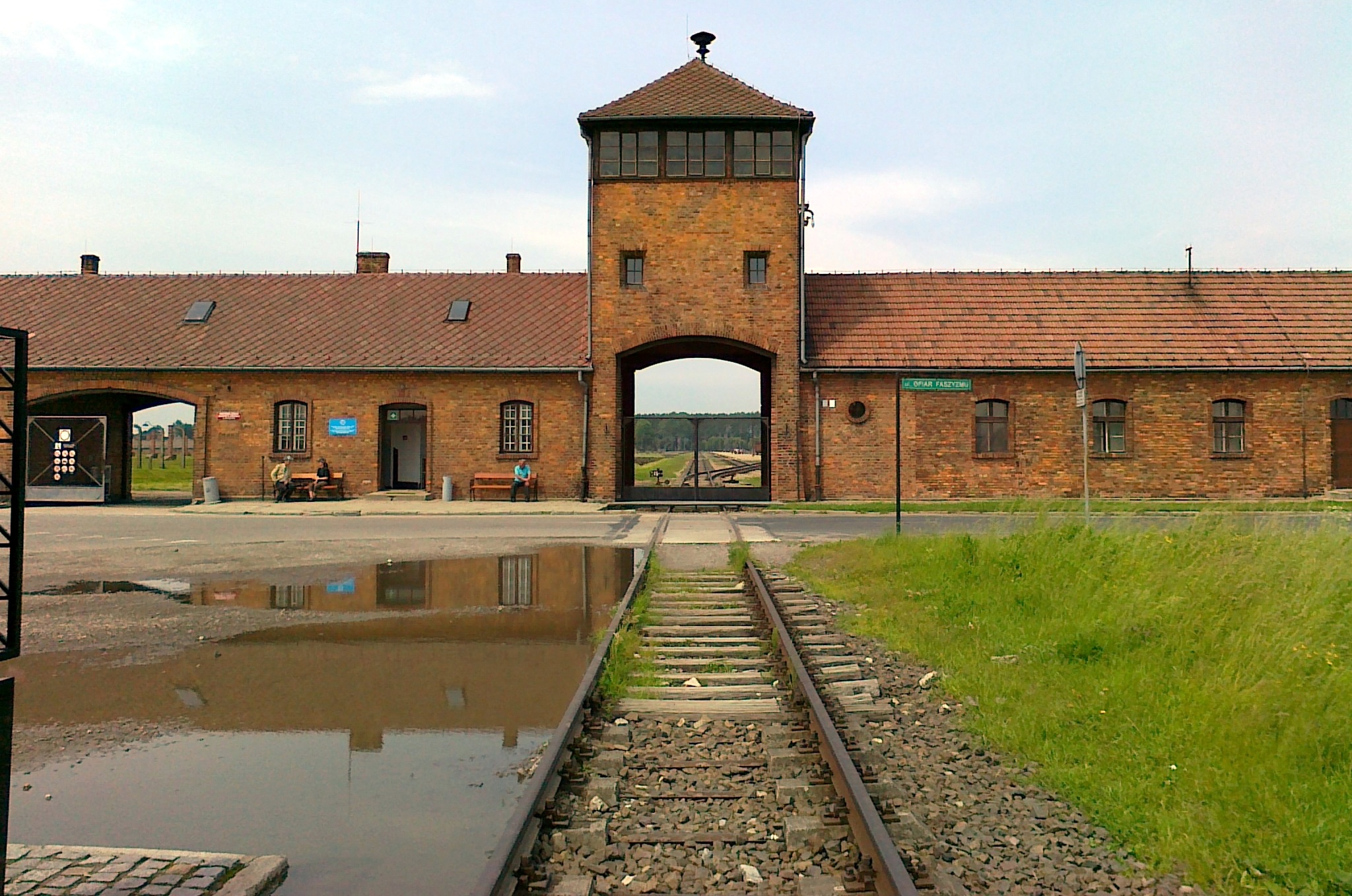 Huvudporten till Auschwitz-Birkenau. Foto: PZK.NET (CC BY-SA 3.0).