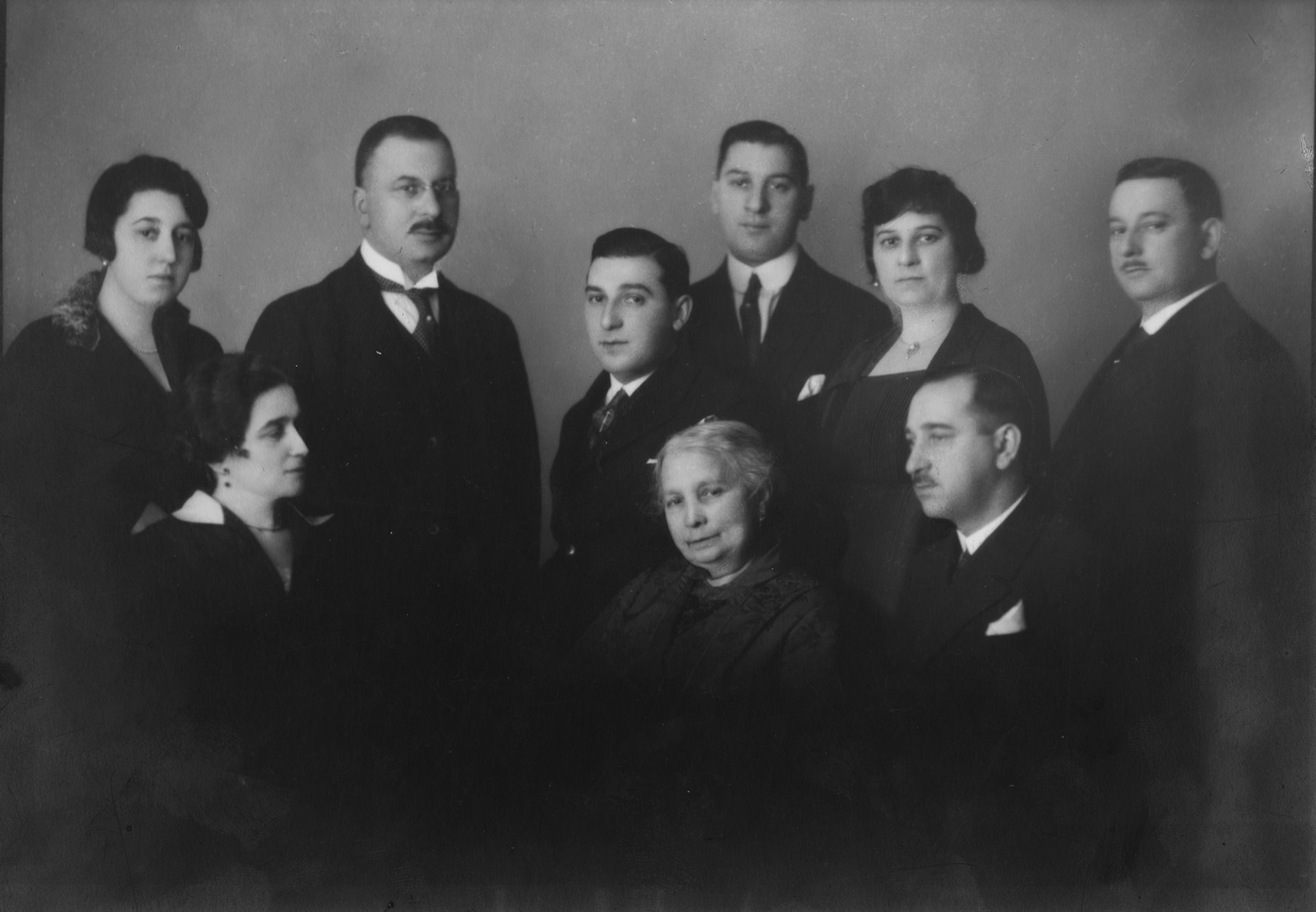 Porträtt på familjen Savosnick, bilden visar nio personer. Foto: HL-senteret/Arkivet etter Robert Savosnick.