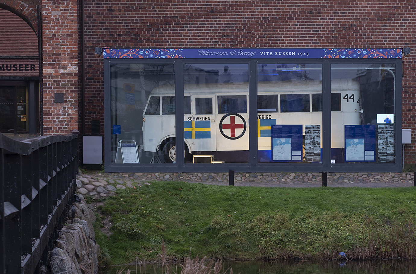 Vita bussen i utställningen "Välkommen till Sverige".