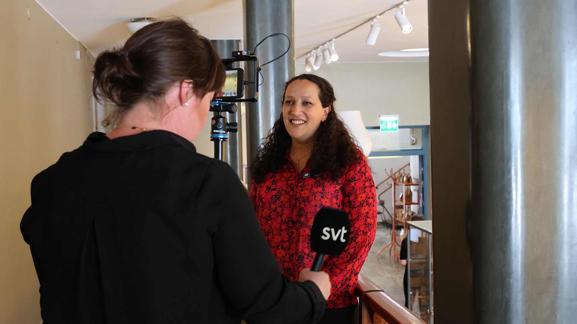 Diana Chafik, intendent Sveriges museum om Förintelsen, intervjuas av SVT Öst.
