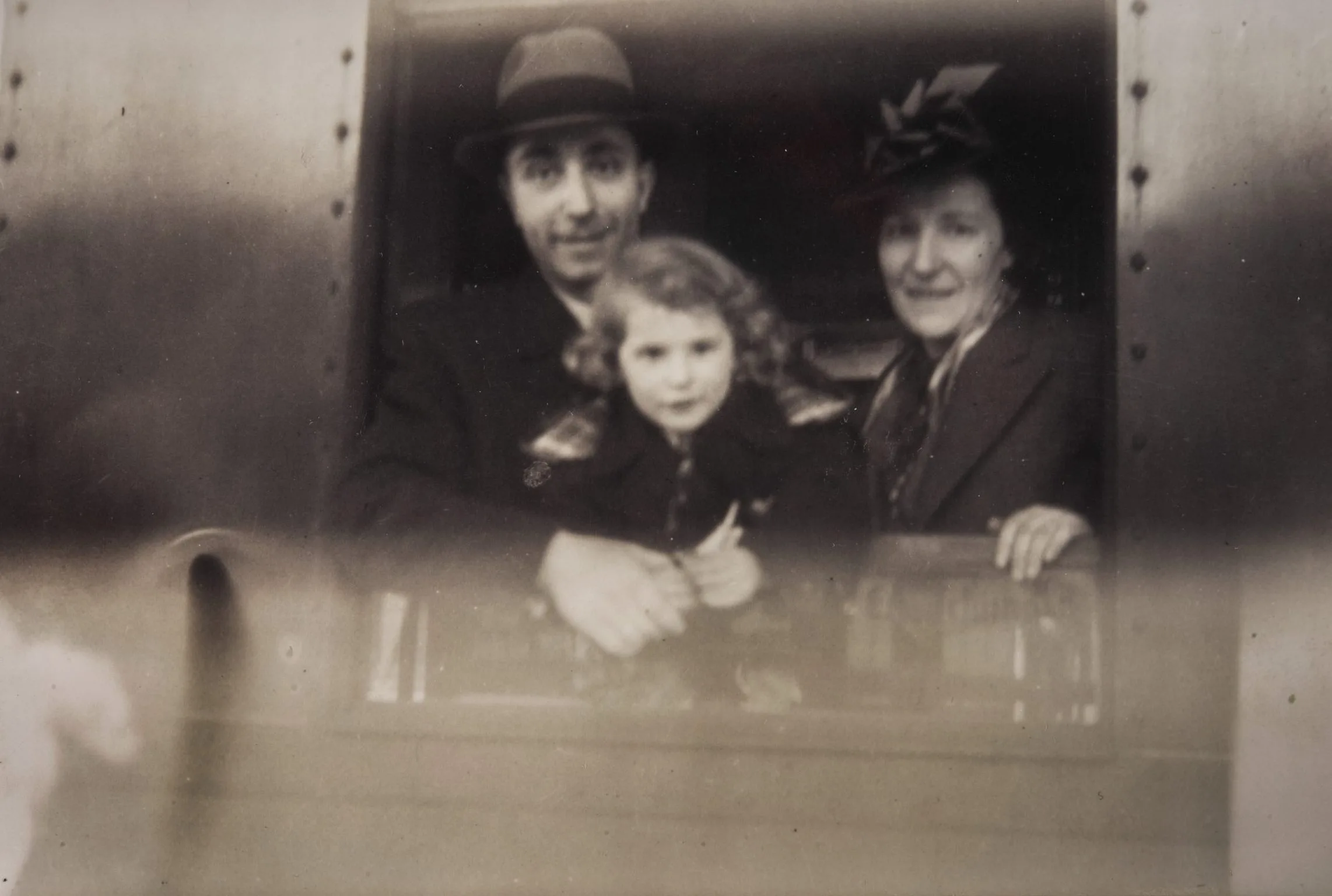 Gottfried vinkar av Eva och Elsbeth vid tåget