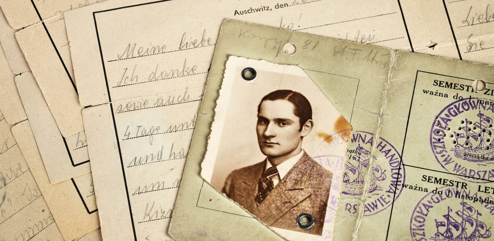 Porträtt på Czesław Aredzki från Czesławs identifikationshandling, mot bakgrund av brev.