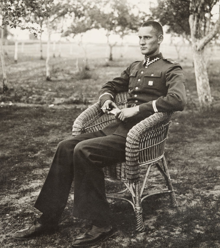Czesław Aredzki i polsk uniform, sittandes med träd i bakgrunden.