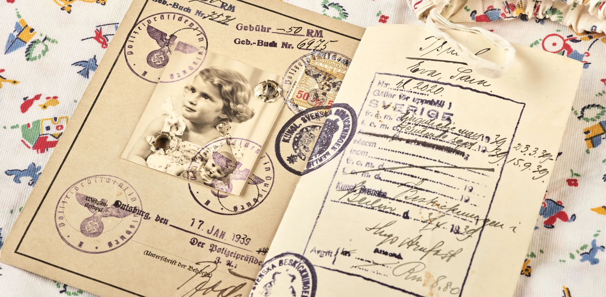 Identifikationshandling för barn tillhörande Eva Lecerof född Eva Israel och i bakgrunden hennes tvättpåse.