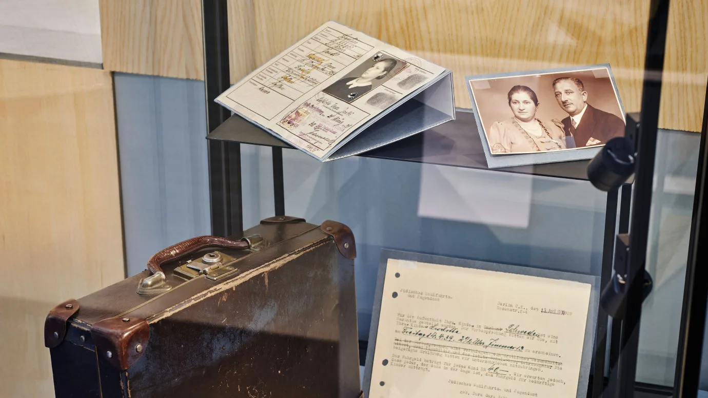 Människor tittar ut genom fönstret på ett tåg.