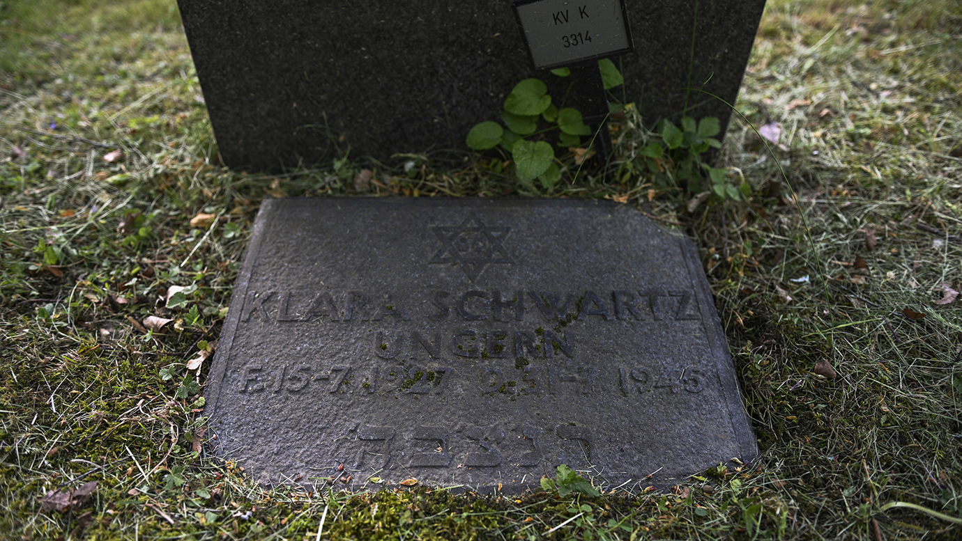 Närbild på Klara Schwarczs gravsten