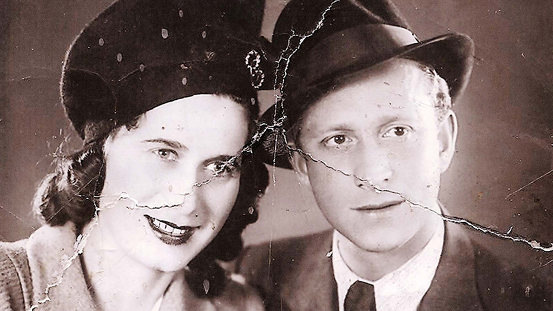 Porträtt Rozsi och Lazlo Hirschl med repor och synliga veck på fotografiet.