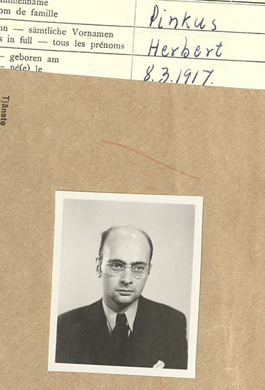 Porträtt på Herbert Pinkus på ett dokument