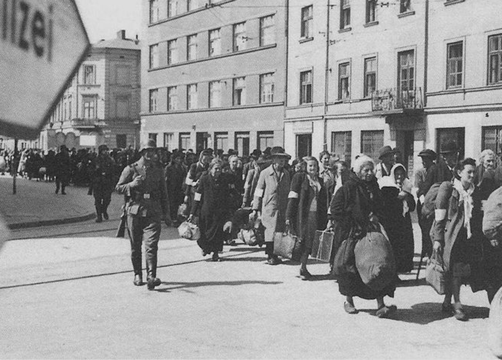 Personer går längs väg i Krakows getto
