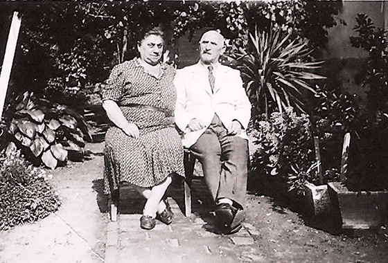 Bild på Rozsis föräldrar Sidonia och Mikhai sittandes i en trädgård