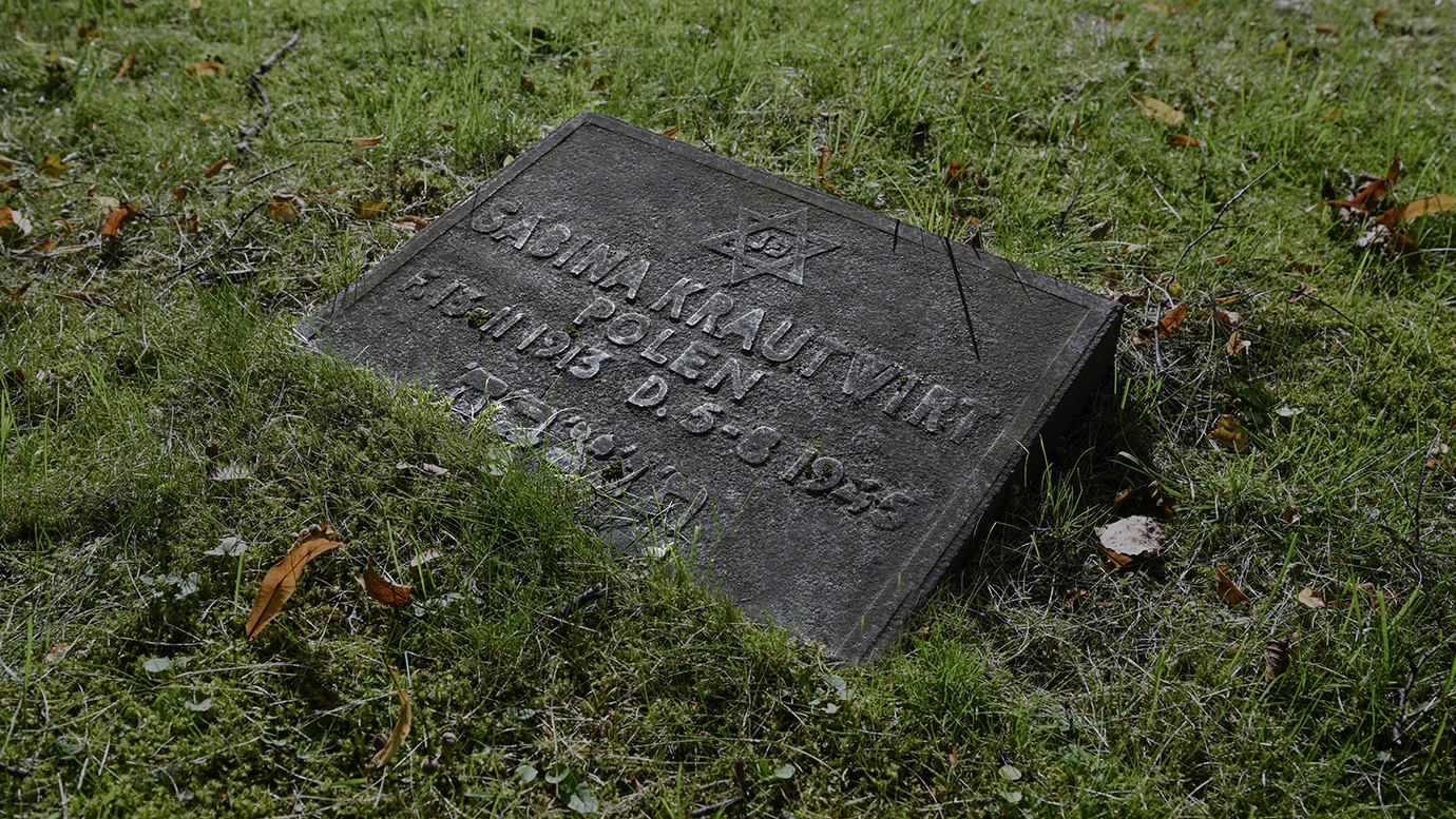 Sabina Krautwirts gravsten, intill gravstenen syns gräs