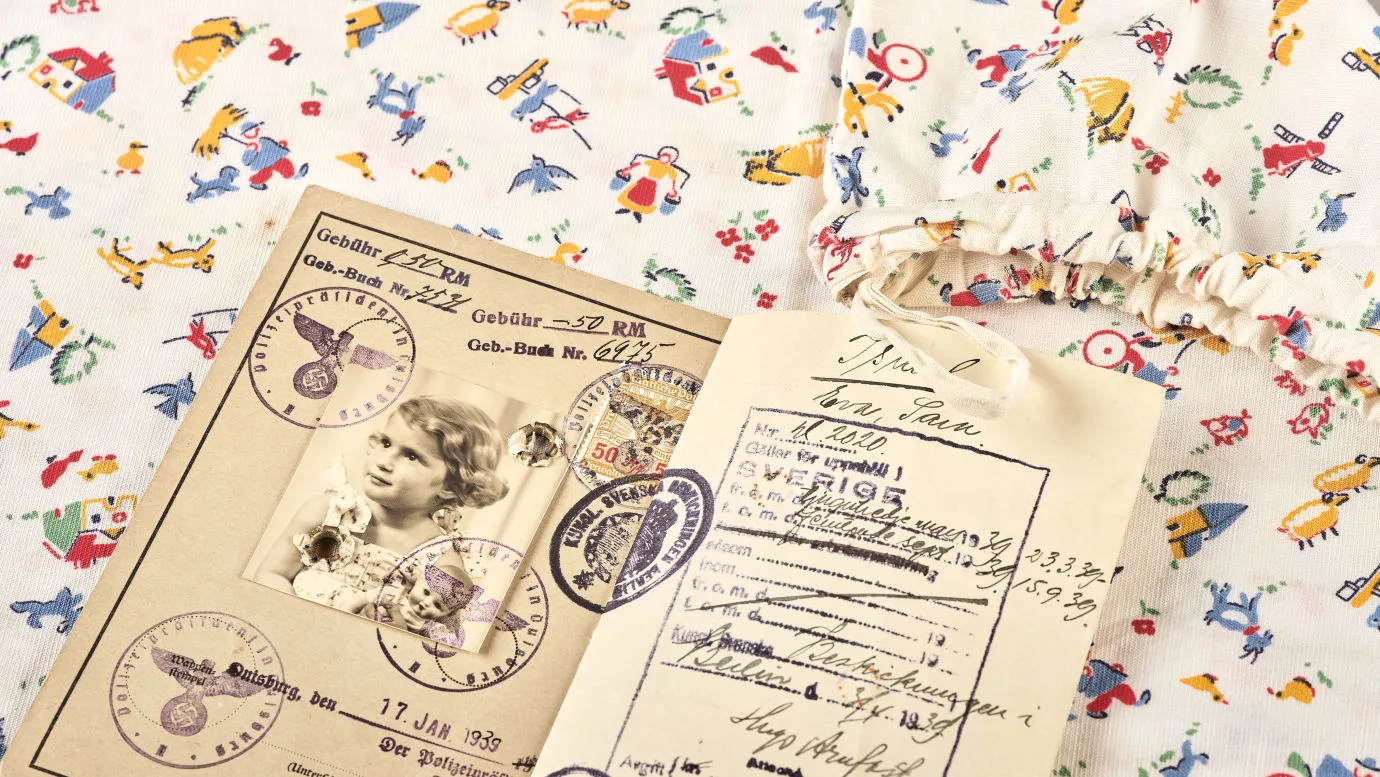 Id-kort för barn tillhörande Eva Lecerof född Eva Israel och i bakgrunden hennes tvättpåse.