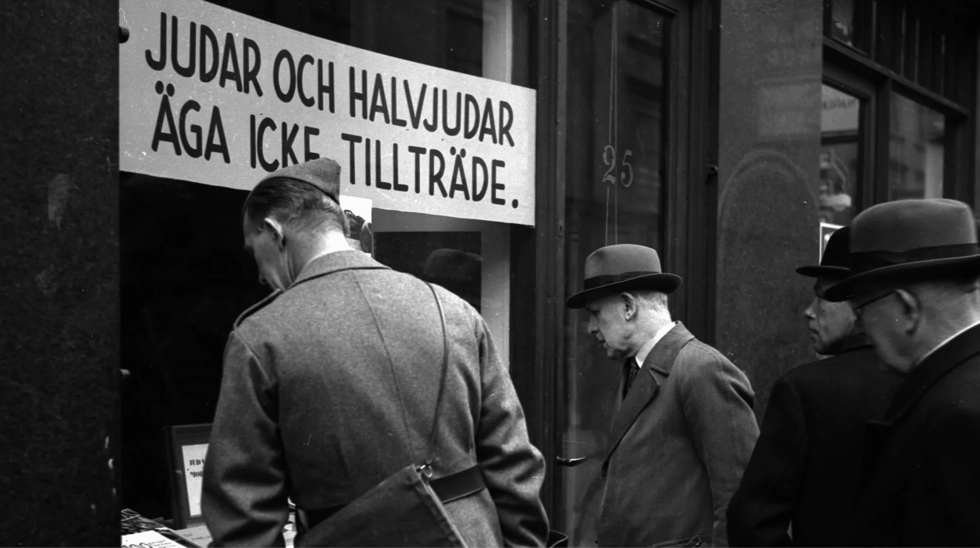 Rasism i Stockholm, oktober 1941. Antisemitisk skyltning i bokhandel. På skylten står det: "Judar och halvjudar äga icke tillträde."