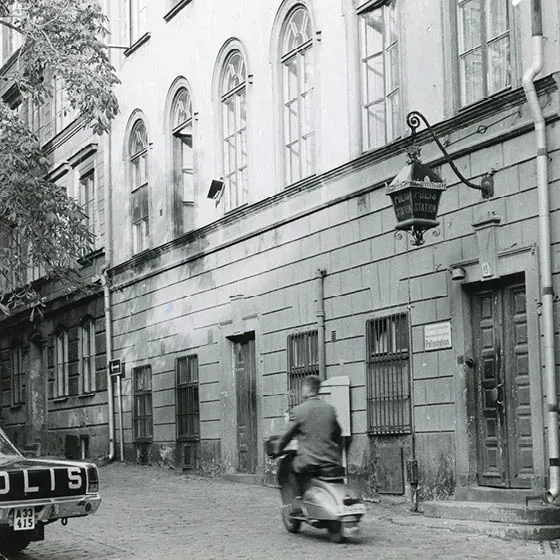 En person på motorcykel åker genom Gamla stan.
