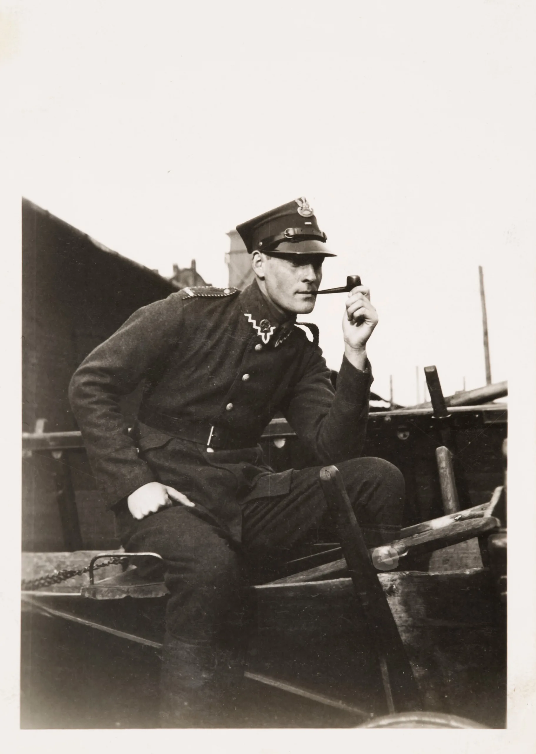 Czeslaw Aredzki sitter i polsk uniform. Han håller i en pipa.