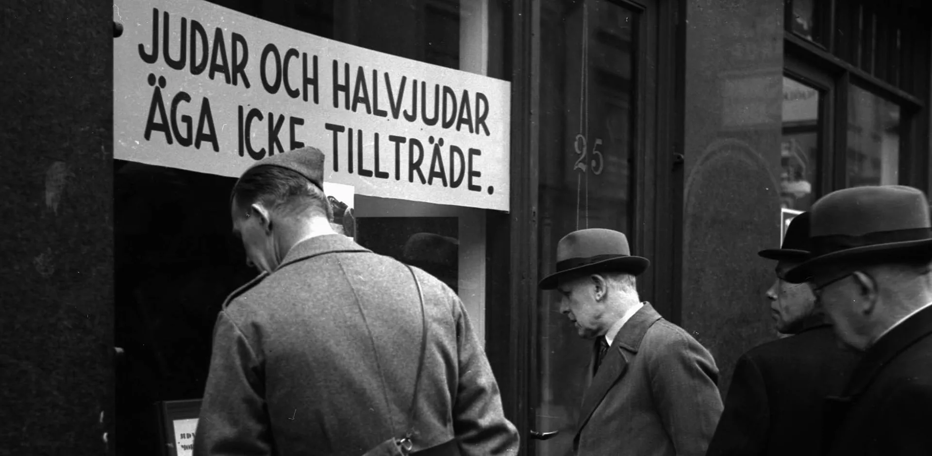 Rasism i Stockholm, oktober 1941. Antisemitisk skyltning i bokhandel. På skylten står det: "Judar och halvjudar äga icke tillträde."