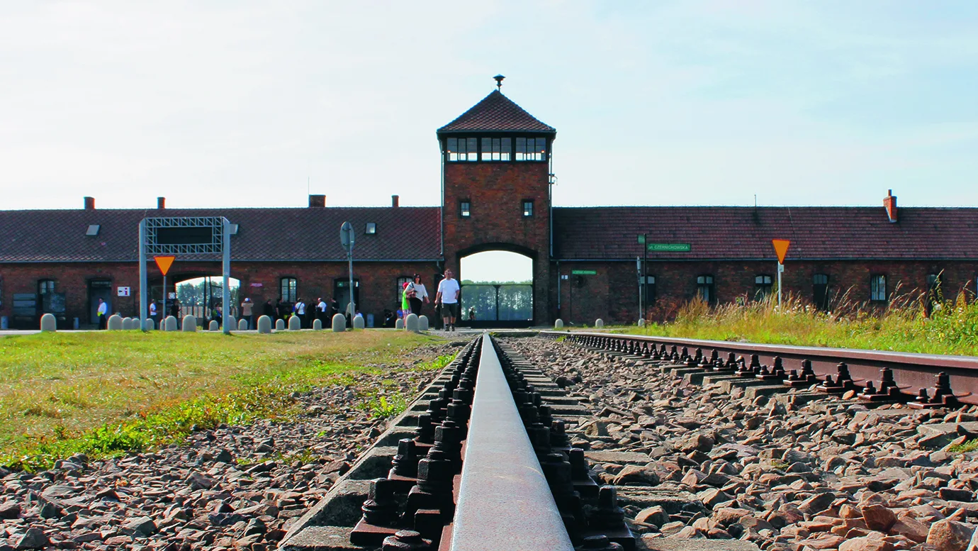 Foto på entrén till Auschwitz Birkenau