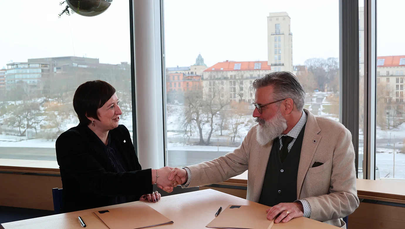 Katherine Hauptman, museichef Sveriges museum om Förintelsen och Christer Mattsson, föreståndare för Segerstedtinstitutet, skakar hand.