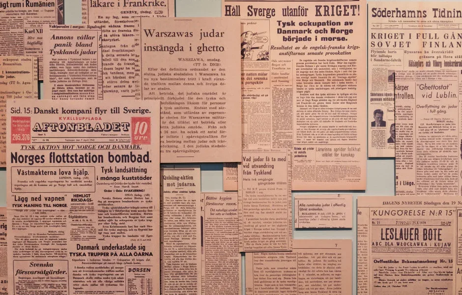 Närbild på artiklar från svenska tidningar från åren 1938–1946 med rubriker som rör Förintelsen.