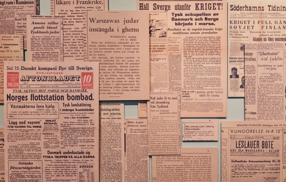 Närbild på artiklar från svenska tidningar från åren 1938–1946 med rubriker som rör Förintelsen.