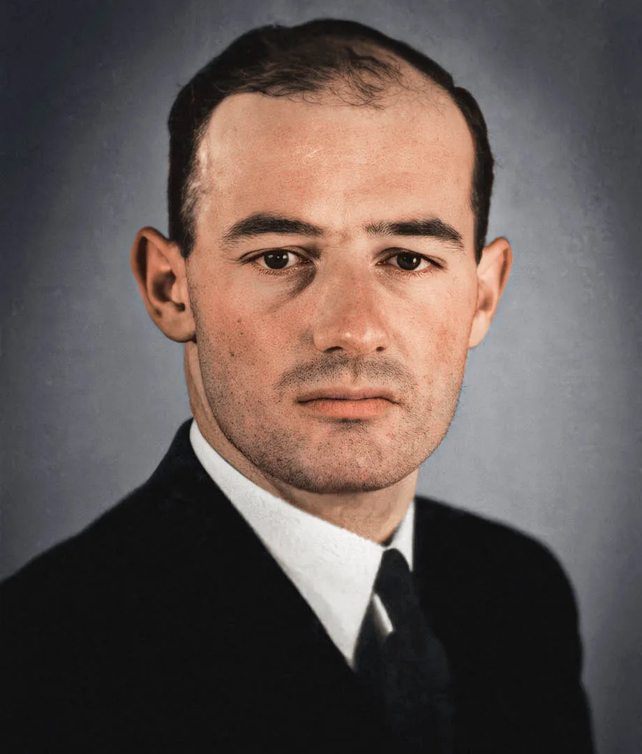 Kolorerad bild på Raoul Wallenberg som tittar in i kameran.