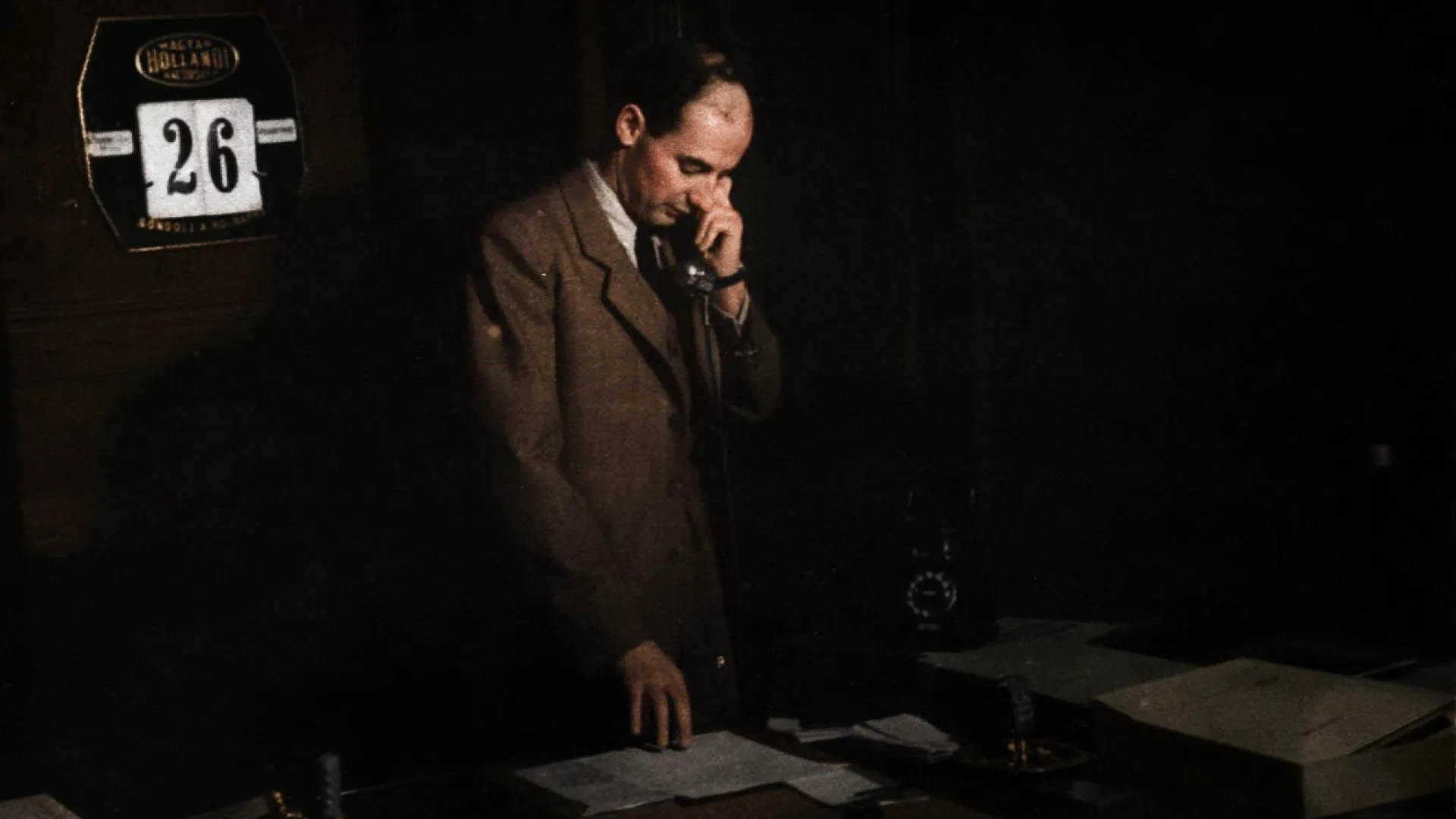 Kolorerad bild på Raoul Wallenberg som pratar i telefon.
