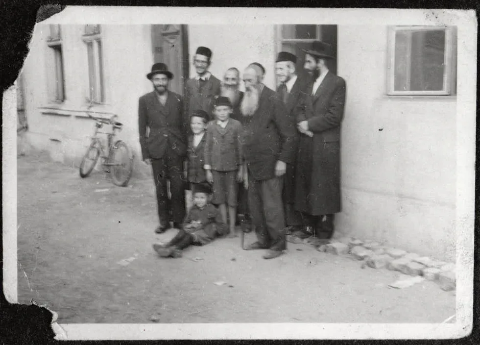 En grupp judiska män utanför ett hus i Rovno getto.