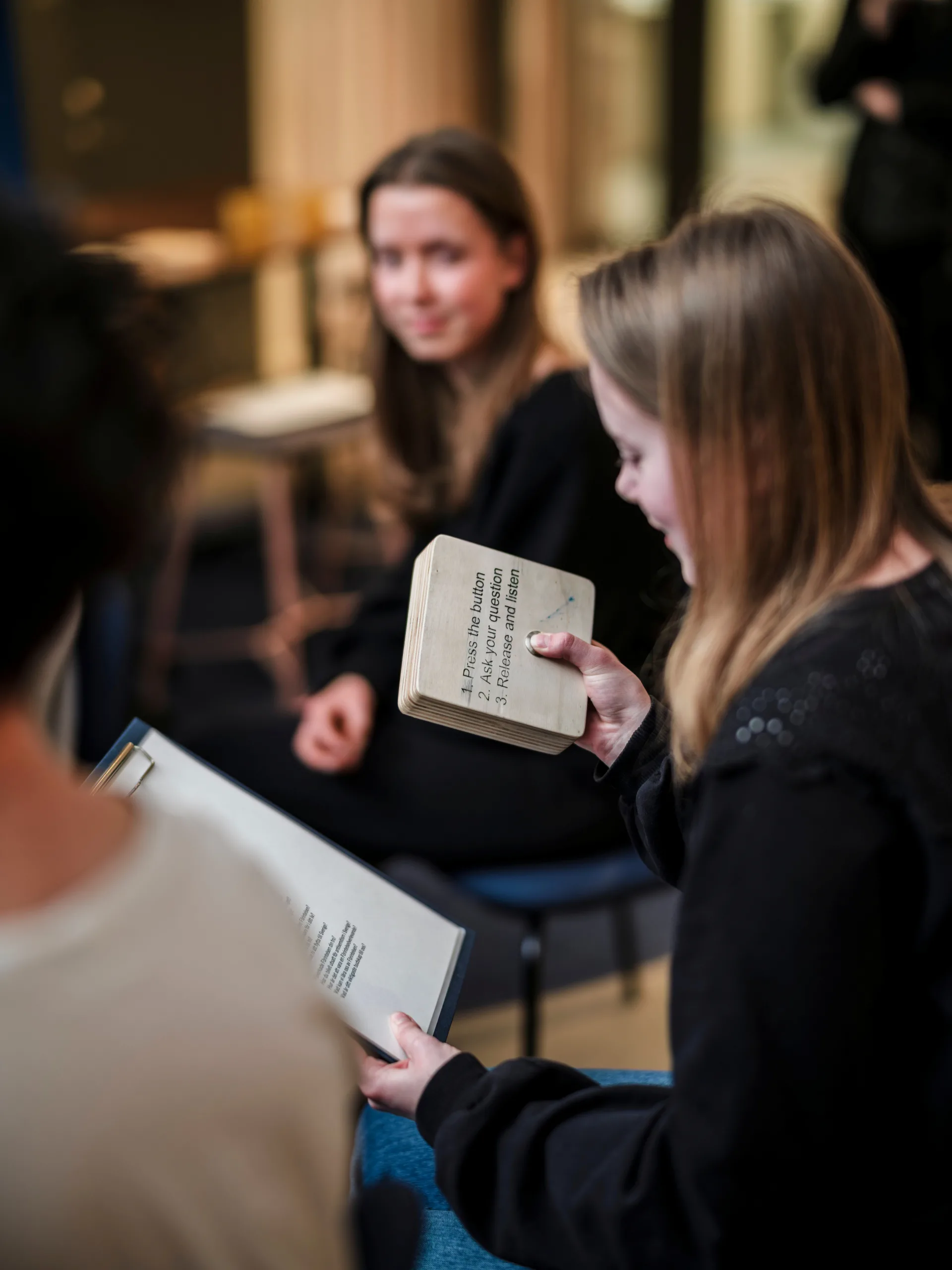 Elever sitter i museet.