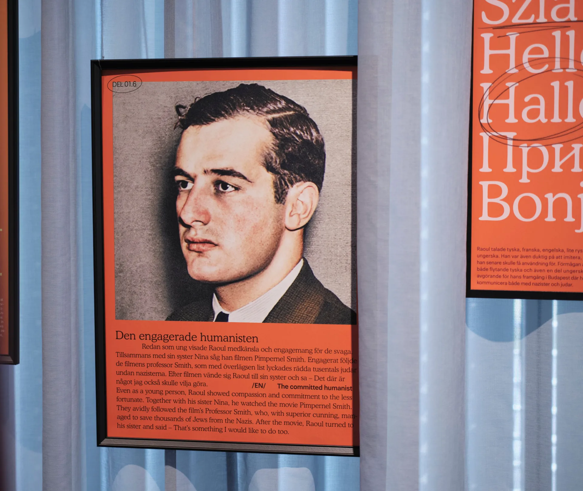 Porträtt på Raoul Wallenberg mot bakgrund av tyg i utställningen Raoul.
