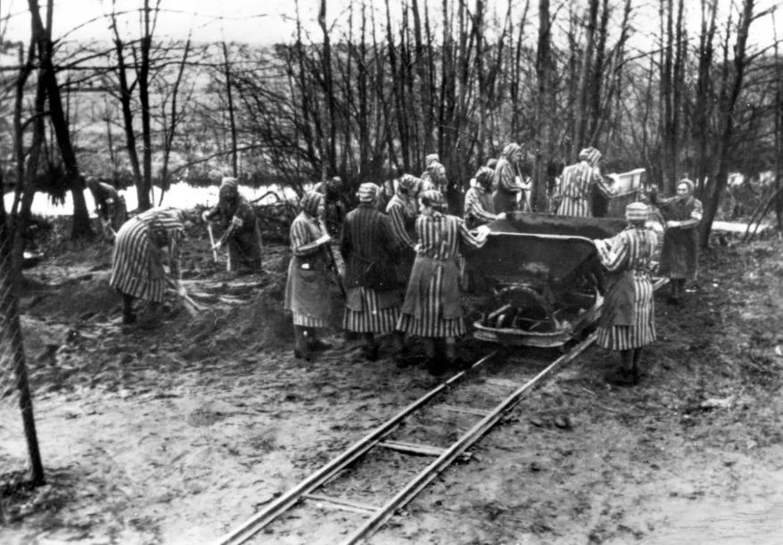 Bundesarchiv_Bild_183-1985-0417-15,_Ravensbrück,_Konzentrationslager