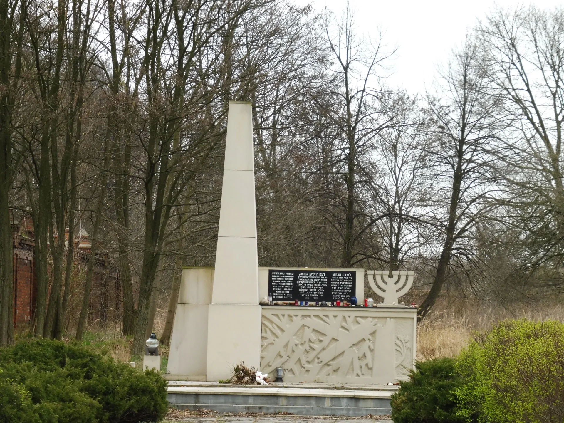 Ett minnesmonument i vit sten.