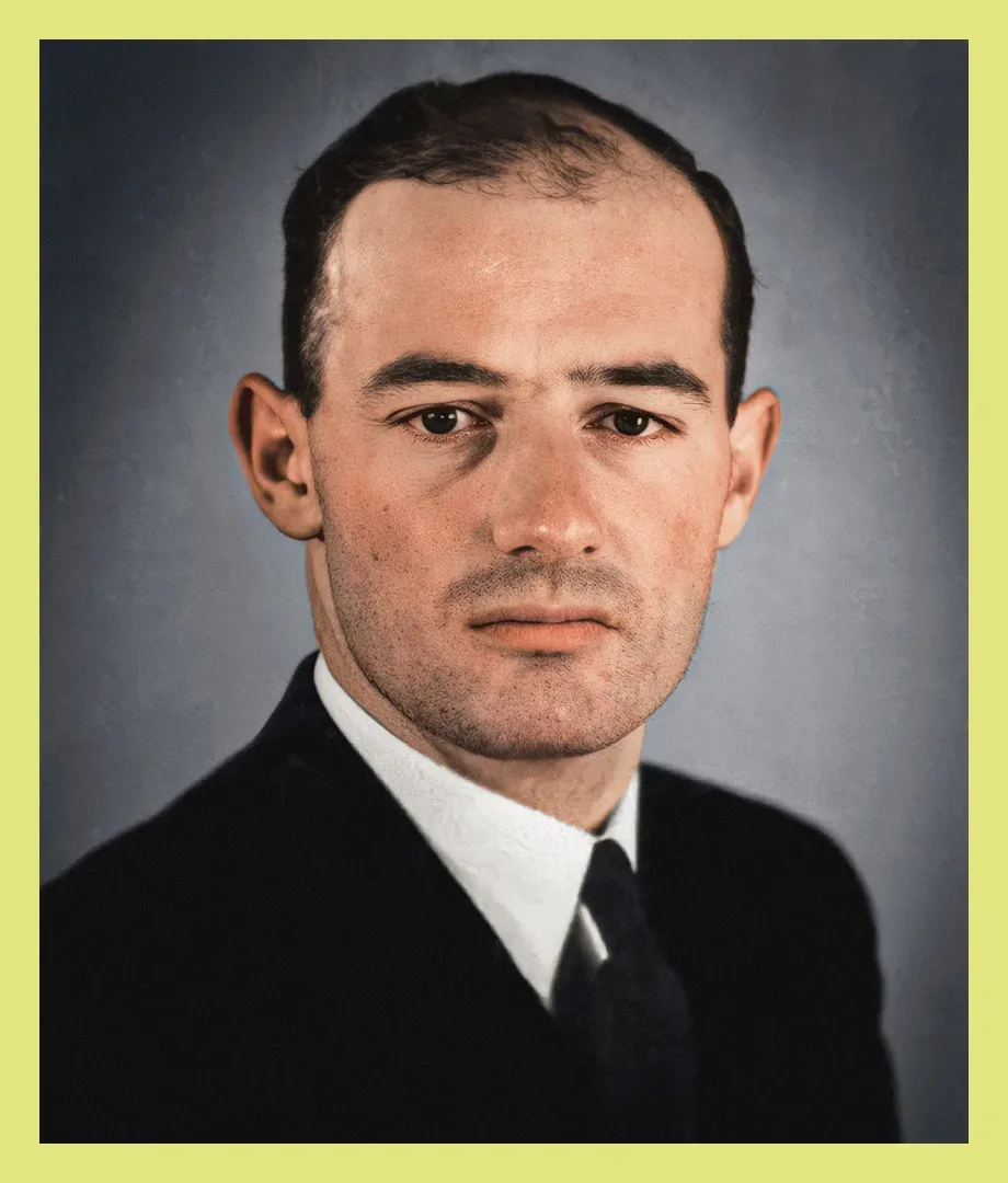 Kolorerad bild på Raoul Wallenberg som tittar in i kameran.