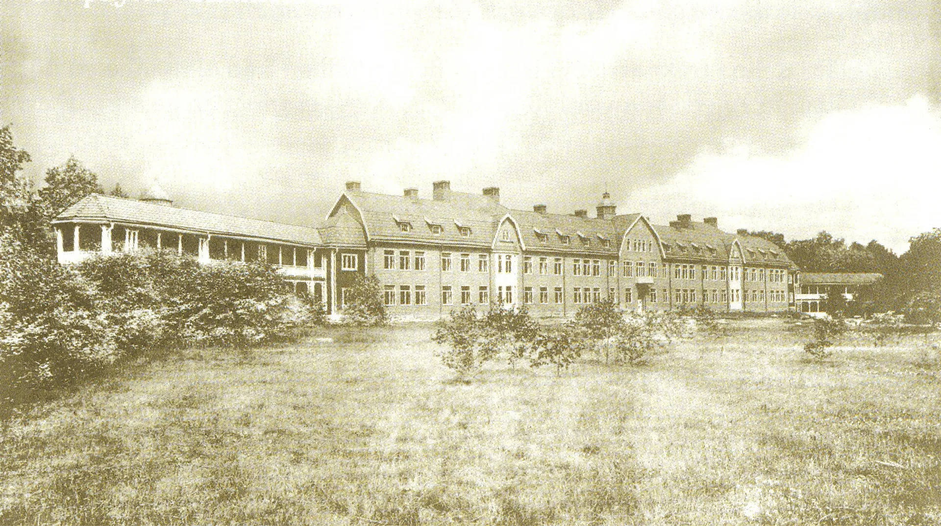 Garphyttans sanatorium, omkring huset finns grönska.