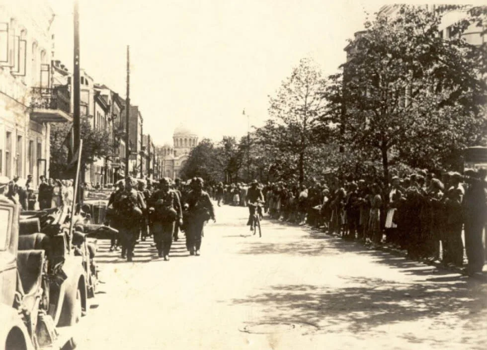 Wehrmacht soldater marscherar genom Liberty Avenue i Kaunas, Litauen.