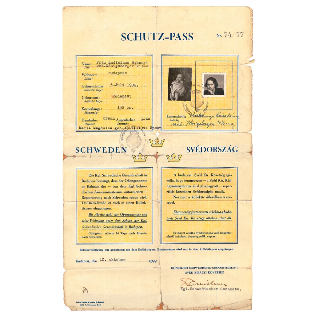 Ett gulnat skyddspass med fotografi, underskrift och text. På passet syns ordet “Schweden” och tre kronor.