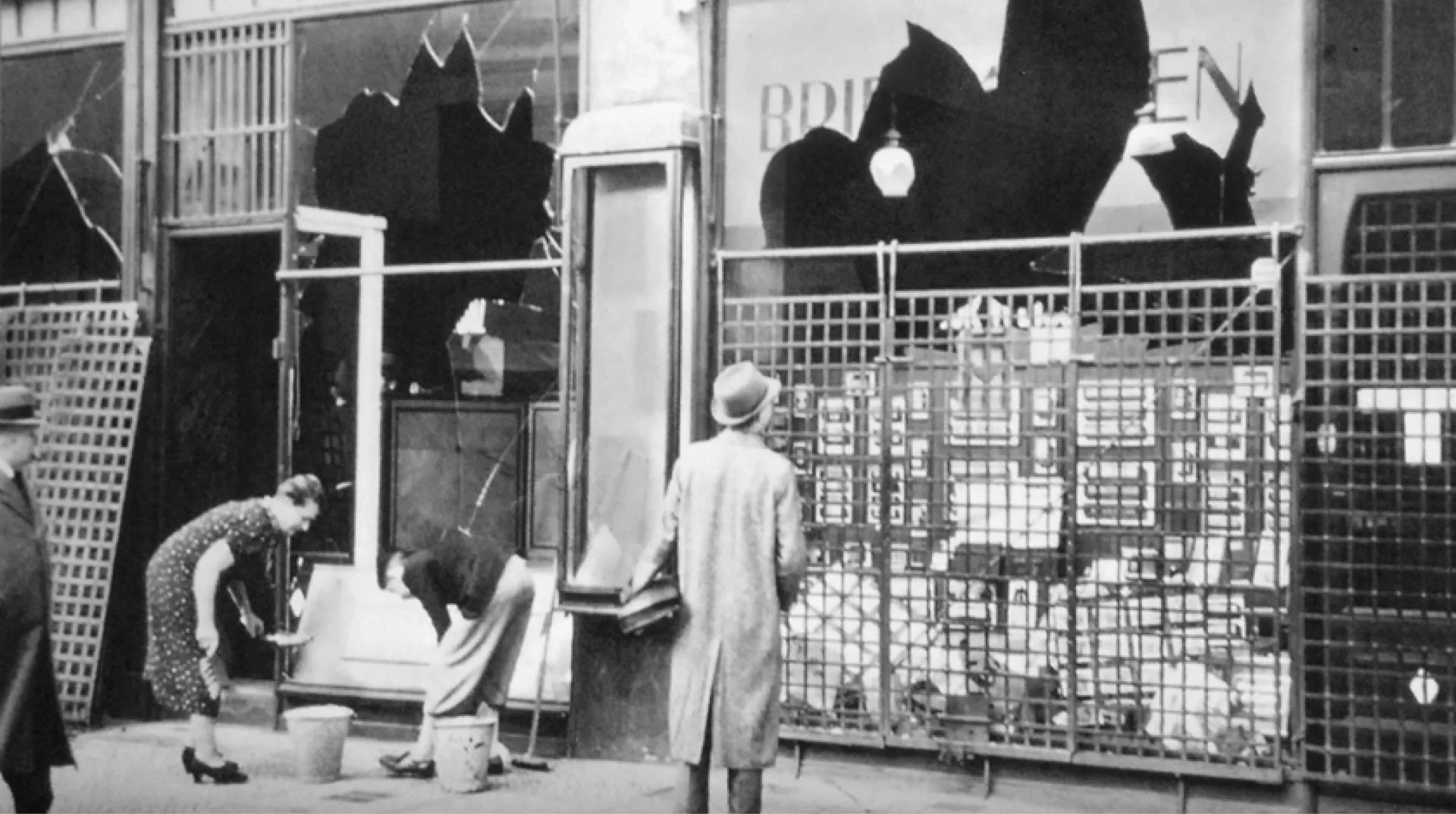 Krossade butiksfönster efter Novemberpogromen november 1938.