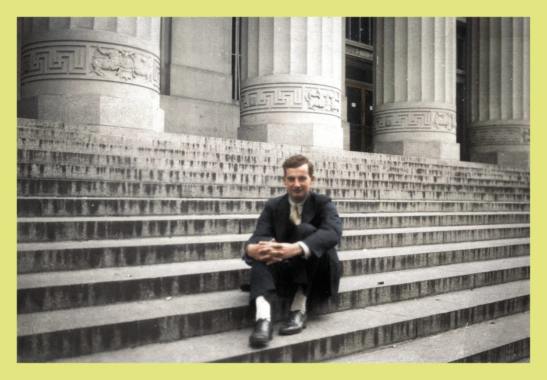 Kolorerad bild på Raoul Wallenberg sittandes i en trappa.