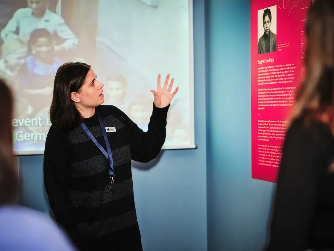 Pedagog håller i en visning i utställningen Oberättat.