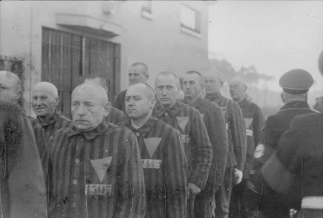 Prisoners_in_the_concentration_camp_at_Sachsenhausen,_Germany,_12-19-1938_-_NARA_-_540175_(cleanup)