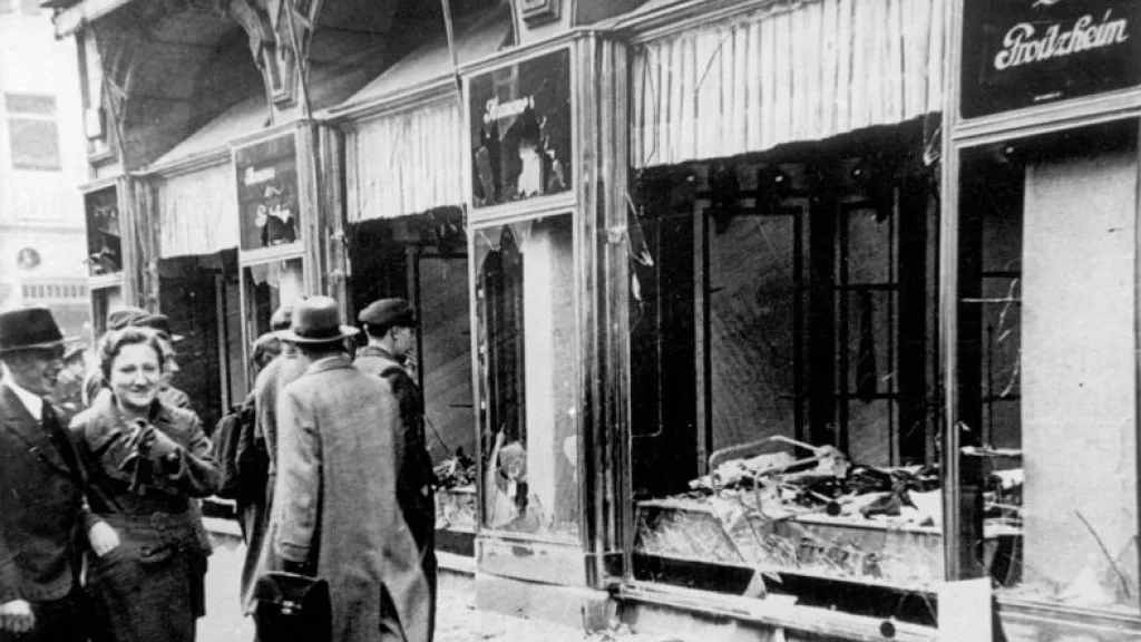 Gatubild som visar vandaliseringen av en judiskt ägd butik dagen efter Novemberpogromen.