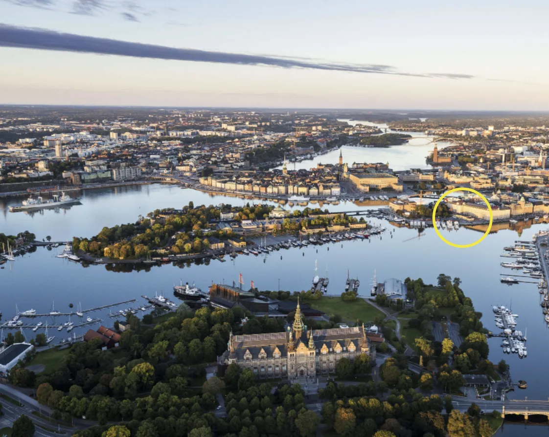 Vy över Stockholm med en gul ring. 