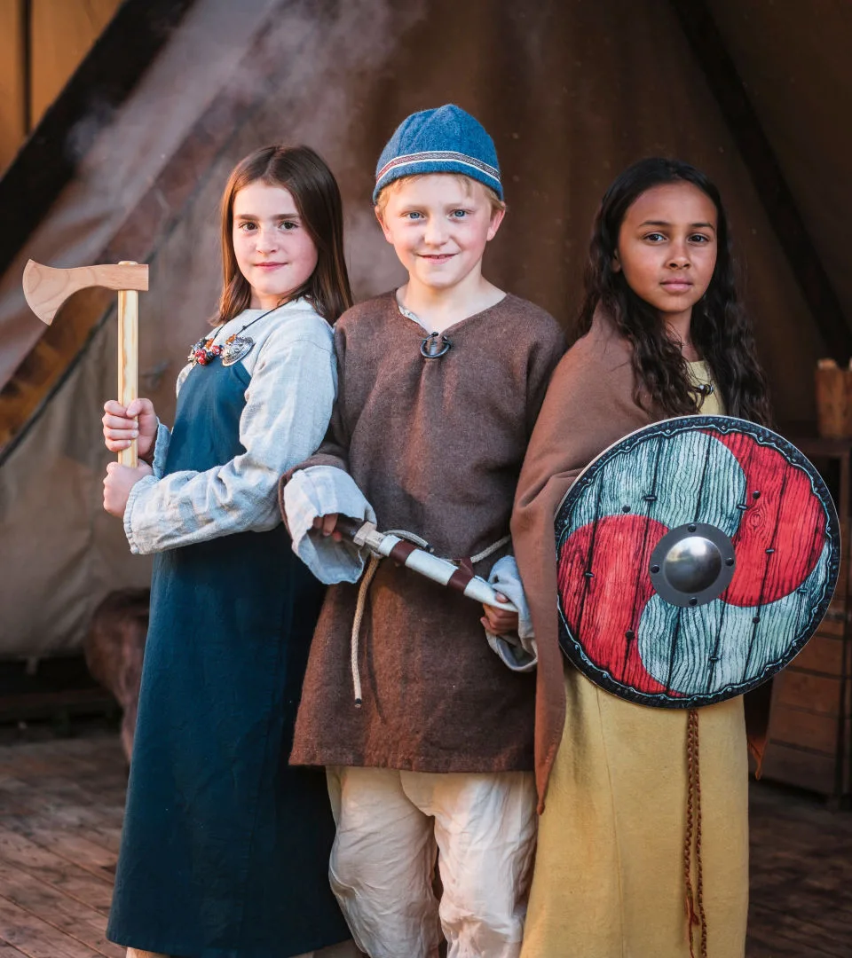 Tre barn i utklädnad.