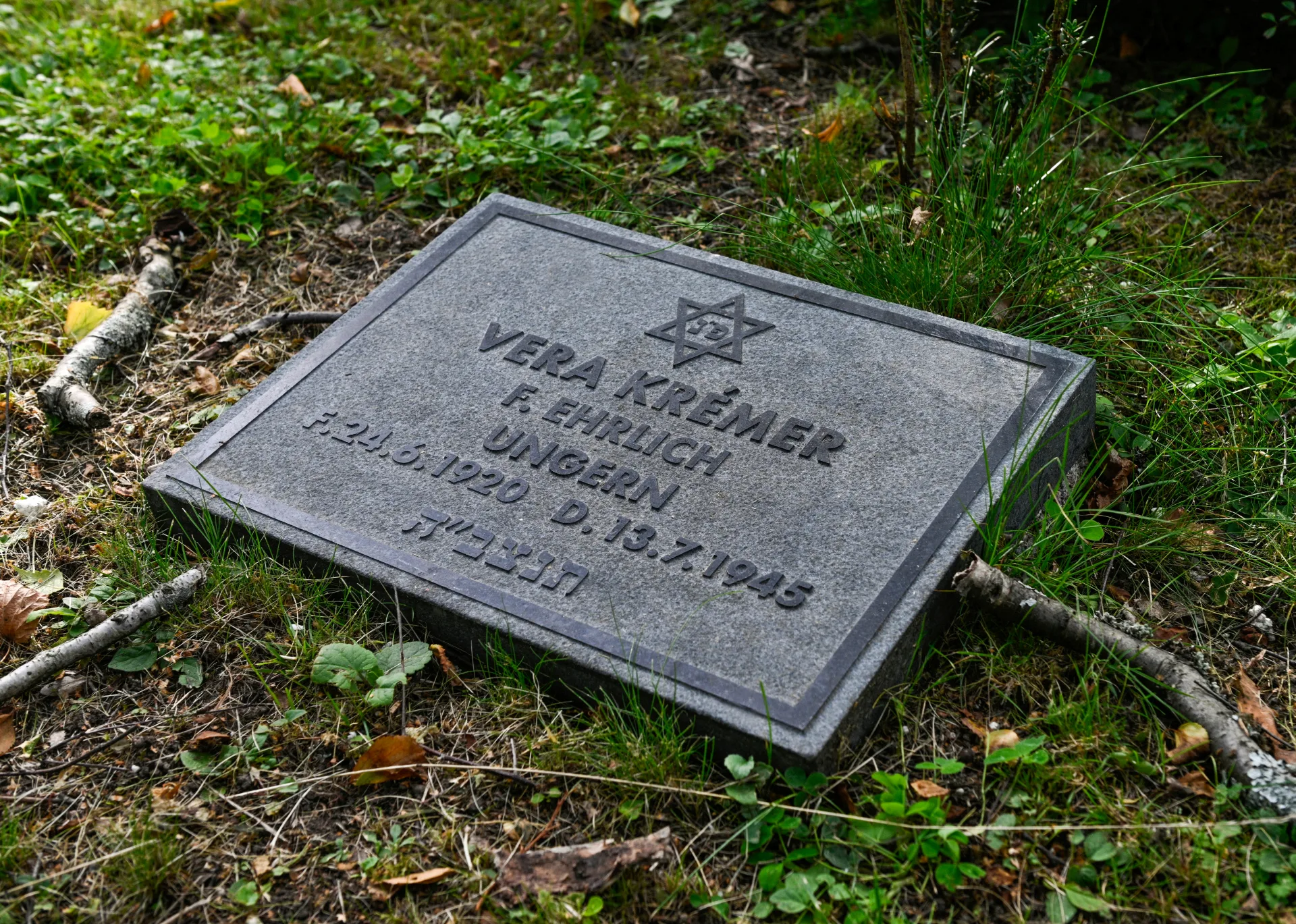 Gravstenen över Vera Krémer på Norra judiska begravningsplatsen.