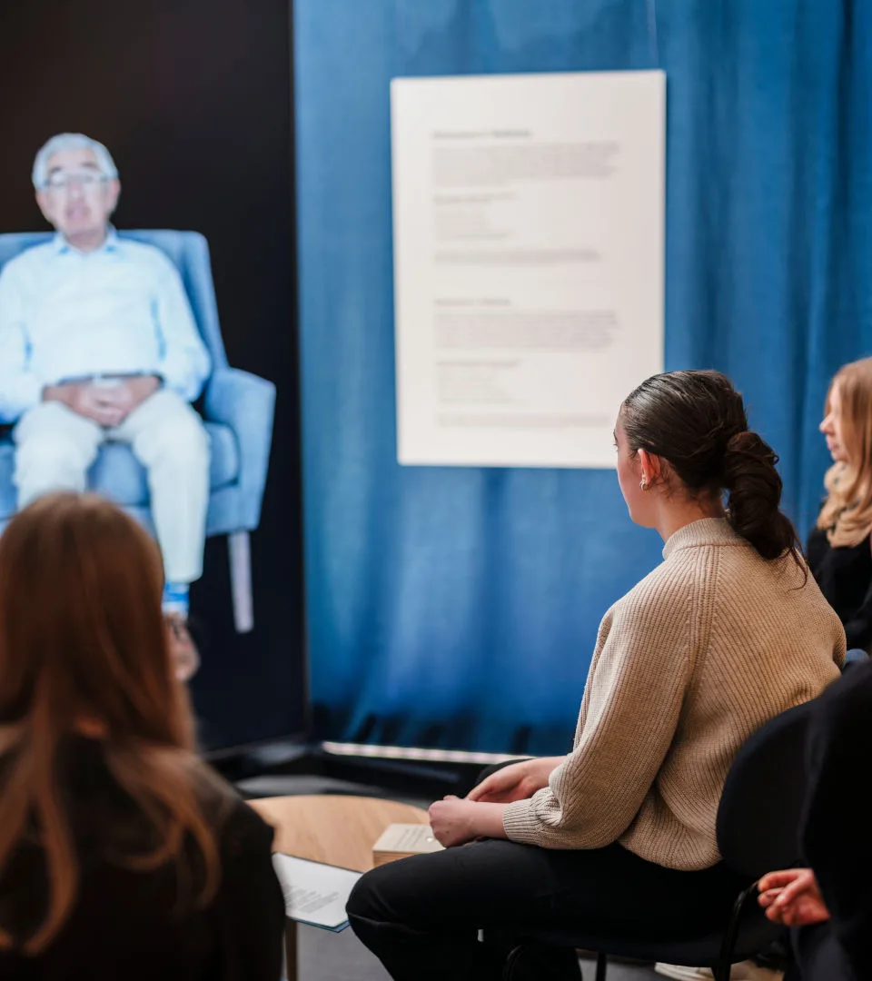 Besökare samtalar med Tobias Rawet via en interaktiv installation.